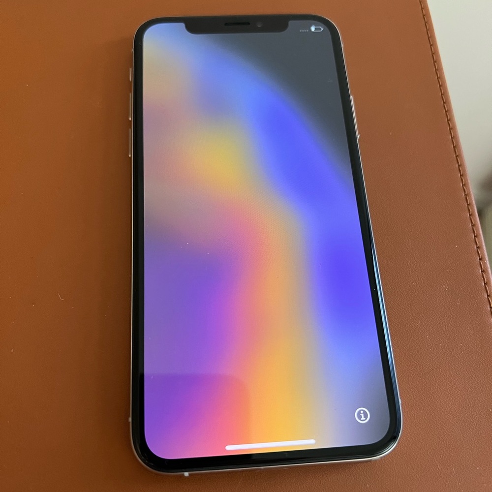 Apple IPhone XS 64GB Silver Unlocked - like new